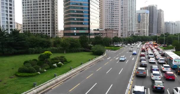 China-Sep18, 2017:4 k moderne stedelijke drukke stadsverkeer jam, snelweg straat & zakelijke huizen bouwen — Stockvideo