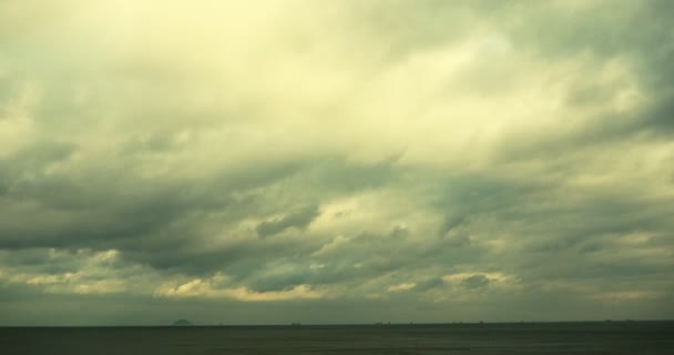 4 k kustnära beach kusten molnet molnlandskap & glittrande havet havet vatten vågor yta — Stockvideo