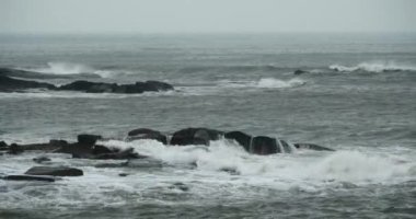 yüzey ve kıyı rock sahil dalgalanma shore 4k okyanus deniz suyu köpüklü dalgalar.