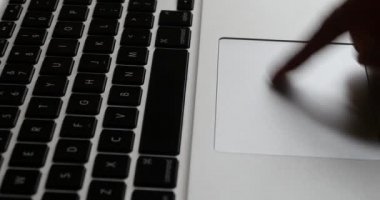 4k çalışma dokunmatik yüzey, bilgisayar dizüstü dizüstü klavye giriş closeup parmak.