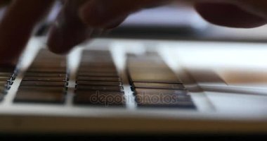 4 k bilgisayar dizüstü laptop klavye giriş closeup, rapor yazma yazı yazmak