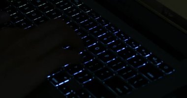 4 k bilgisayar dizüstü dizüstü parlak klavye giriş closeup, karanlık gece yazmak
