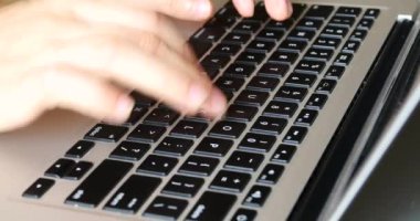 4k yazarak üstünde A Laptop klavye, bilgisayar okur-yazar işleç.