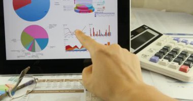4k iş adamı işe tablet diyagramlarıyla Finans pasta grafikler dokunmadan parmak üzerinde.