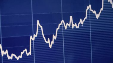 Borsa grafik bilgisayar ekranında dokunmadan işadamı parmak.