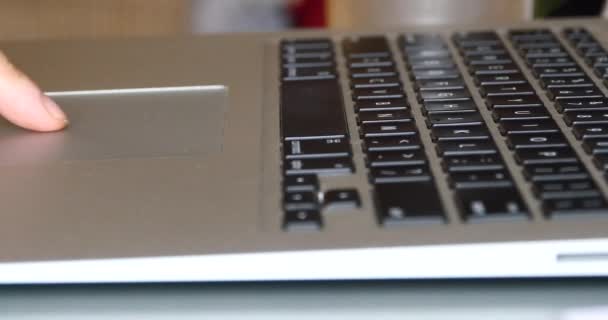 4k vinger operationele touchpad, computer laptop laptop toetsenbord input closeup. — Stockvideo