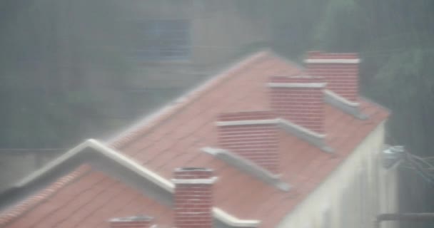 4 k okno krople deszczu, czerwony dach & kołysząc drzewa. — Wideo stockowe