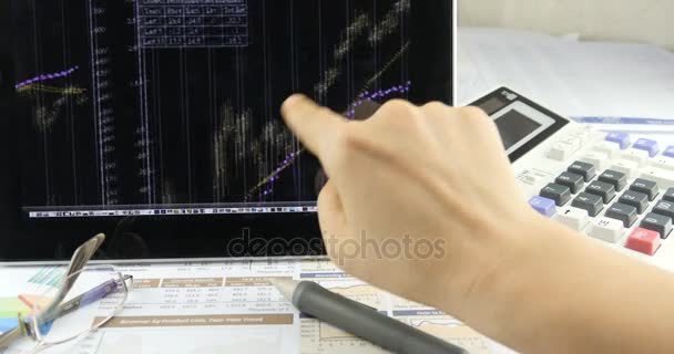 4k podnikatel fungovat na tabletu s diagramy, prst dotýká financí výsečové grafy. — Stock video