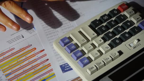 Comprobar los datos financieros de la calculadora.examinar el gráfico de negocios . — Vídeos de Stock