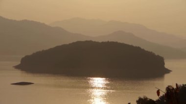 günbatımı Adası ve göl üzerinde.