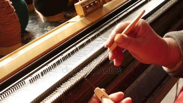 Современная машина для вязания на ткацкой фабрике — стоковое видео