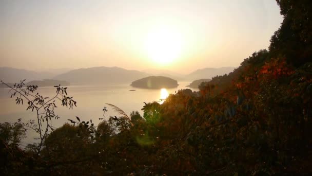 Zachód słońca nad wyspa idealna jezioro. — Wideo stockowe