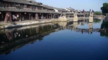 Çin-Eyl 12, 2016: Geleneksel Çince ev sahipliği yapmaktadır ve köprü mavi su, Xitang su şehir yansıması.