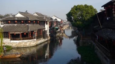 Xitang su şehir, tekne, Balık adam geleneksel Çince evlerde shanghai, Çin.