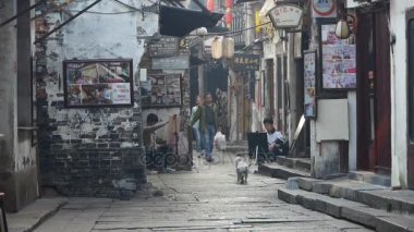 Çin-Eyl 12, 2016: geleneksel Çin eski kasaba evleri ve street, çizim bazı öğrenciler.