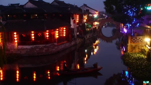 China-Sep 12,2016: Casas chinas tradicionales en XiTang Water Town por la noche, shanghai, China . — Vídeos de Stock