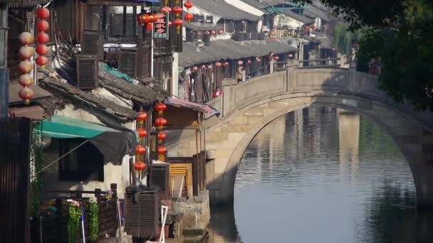 China-Sep 12,2016: Casas y puentes tradicionales chinos en XiTang Water Town, shanghai, China . — Vídeos de Stock