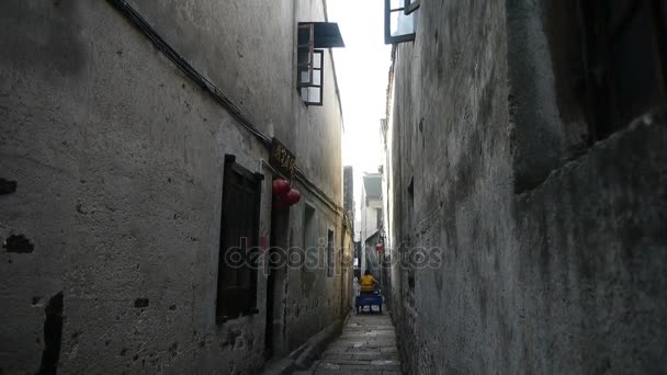 Китай-12 вересня 2016:Chinese жителів через традиційний китайський Старого міста високою стіною & street. — стокове відео
