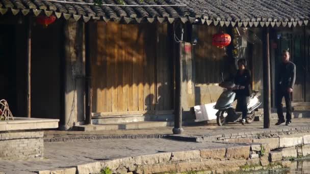 Çin-Eyl 12, 2016: Geleneksel Çince evlerde sabah, Xitang su şehir, shanghai, Çin. — Stok video