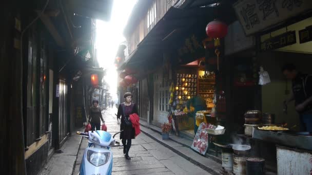 Китай-Сен 12,2016: Традиционные китайские дома и улица утром, XiTang Water Town, Шанхай, C — стоковое видео