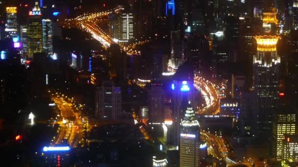 Vista aérea de edificios de gran altura y flujo de tráfico urbano por la noche, lapso de tiempo . — Vídeos de Stock
