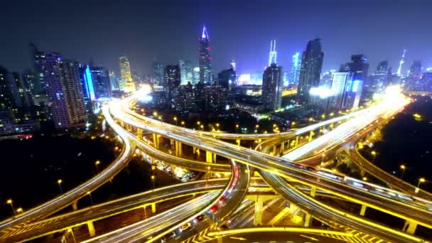 4k-Time lapse zajęty ruchu miejskim z smugi światła szlak w nocy, Szanghaj. — Wideo stockowe