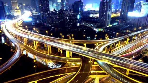 4k-Time lapse drukke stadsverkeer met strepen lichten trail nachts, shanghai. — Stockvideo