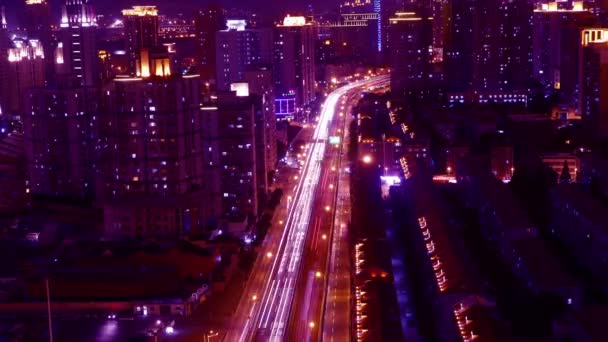 Tid förflutit hektisk stadstrafik med strimmor lyser trail på natten, shanghai. — Stockvideo