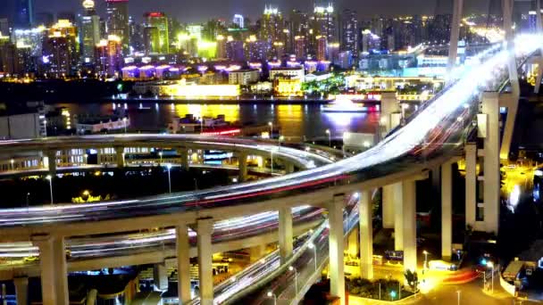 Time-lapse van verkeerslichten trail & voertuigen op viaduct brug bij nacht. — Stockvideo