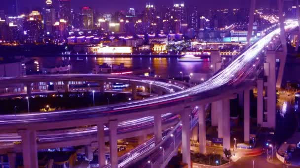4k-laps de temps, sentiers de feux de circulation et véhicules sur le pont de passage supérieur la nuit . — Video