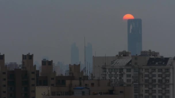 도시 뒤에 timelapse unsets과 함께 비즈니스 건물 실루엣, 상하이, 중국. — 비디오