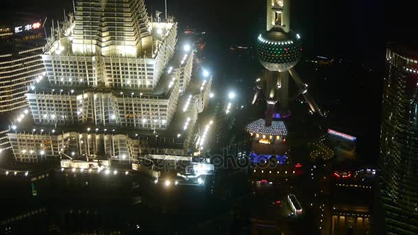 Vista aérea de la corona de la azotea del rascacielos con el río en Shanghai por la noche, China . — Vídeos de Stock