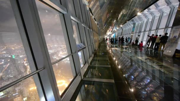중국-9 월 12, 2016:time 경과, 관광 홀에 사람들이 현대적인 유리 건물 간. — 비디오