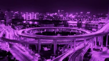 4k-zaman atlamalı, trafik ışıkları iz ve Üstgeçit Köprüsü gece araçlarda.