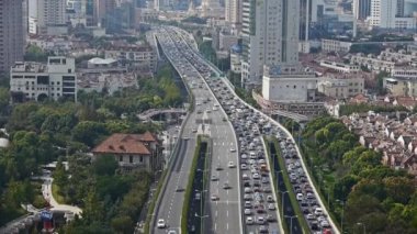 karayolu, gökdelen manzarası binanın Shanghai iş üzerinde uzun yoğun trafik.