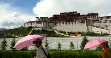 Çin-Eyl 08, 2016:4 k Tibet halkının hac Potala içinde Lhasa,Tibet.white kabarık bulut kitle flyin