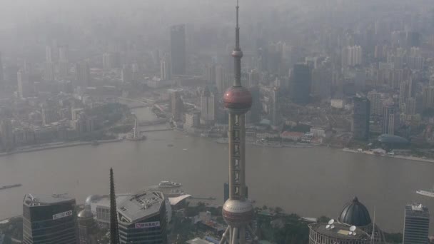 Vue aérienne de bâtiments de grande hauteur avec rivière à Shanghai, en Chine . — Video