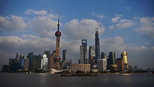 Čína-Sep 12, 2016:time zanikla, zaneprázdněn loď plachty prostřednictvím centru Šanghaje, Lujiazui hospodářské budovy — Stock video
