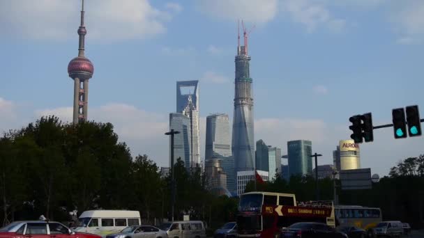 Čína-Sep 12, 2016:timelapse, městské dopravy s Shanghai lujiazui kancelářské budovy pozadí. — Stock video