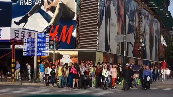 Китай-12 вересня 2016:Chinese людей, що перетинають зайнятий вулиці центру міста Шанхай-Нанкінська, міських проб — стокове відео