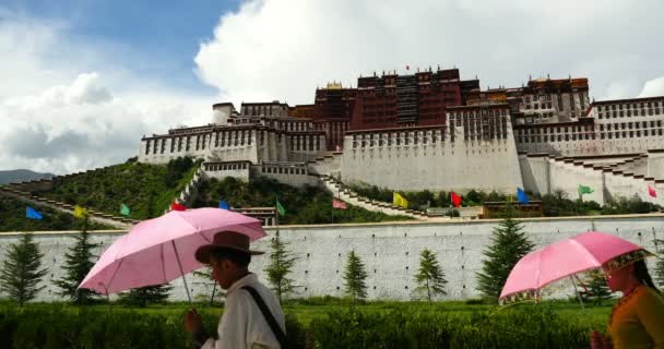 Cina-Set 08,2016: 4k tibetano popolo pellegrinaggio Potala a Lhasa, Tibet.white soffice nube di massa flyin — Video Stock