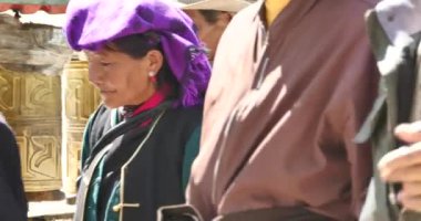Çin-Eylül 16, Budist dua tekerlekleri, lhasa iplik 2016:4 k tibet insanlar çevirmek.