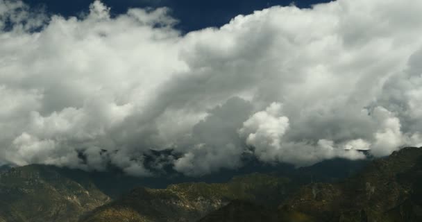 4 k timelapse fluffigt moln massa rullande över Tibet bergstopp, världens tak — Stockvideo