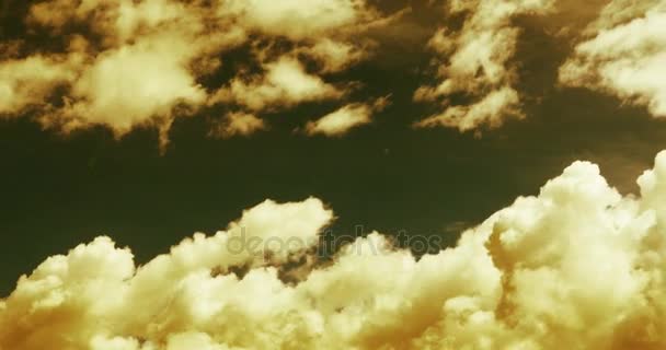 4 k zaman atlamalı altın güneş ışığı altında cennet, Tibet uçan kabarık bulut kütlesinin. — Stok video