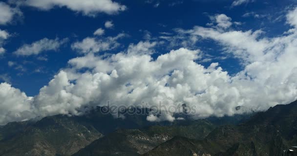 4k timelapse nubes hinchadas masa rodando sobre la cima de la montaña del Tíbet, techo del mundo — Vídeo de stock