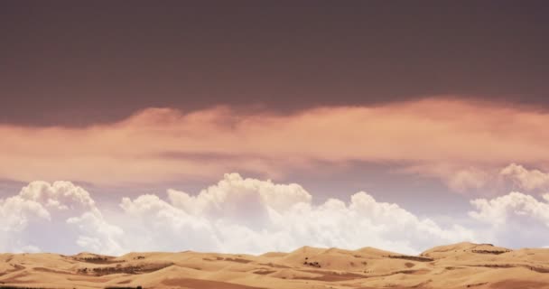4 k timelapse 큰 백색 푹신한 구름 질량 석양 빛 아래 사막 롤링 — 비디오