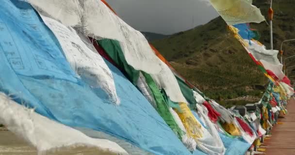 4 k modlitební praporek na mostu přes řeku lhasa, tibet. — Stock video