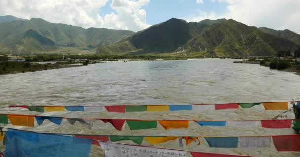 Bandeira de oração 4k no rio lhasa, Tibete . — Vídeo de Stock