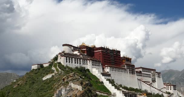 4k Potala Lhasa, Tibet, fehér puffadt felhőben tömege a kék ég. — Stock videók