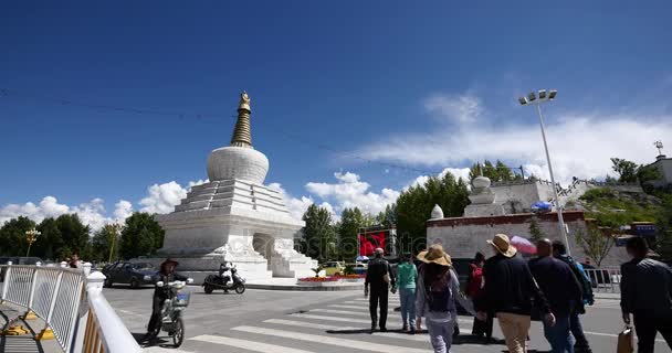 China-sep 16,2016: 4k geschäftiger Verkehr & Fußgänger durch weiße Stupa in Lhasa, Tibet. — Stockvideo